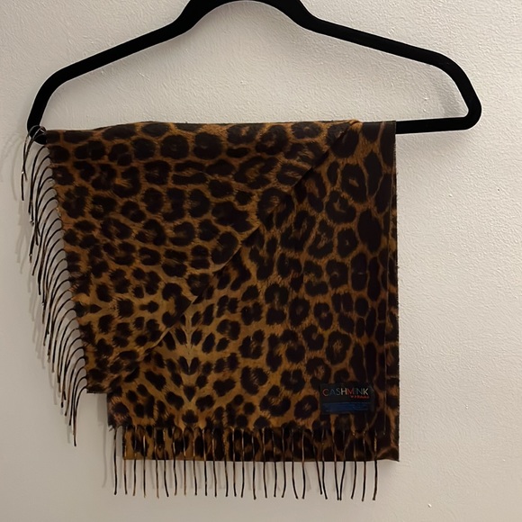 🐆Leopard Print Scarf *EUC* - Picture 2 of 3